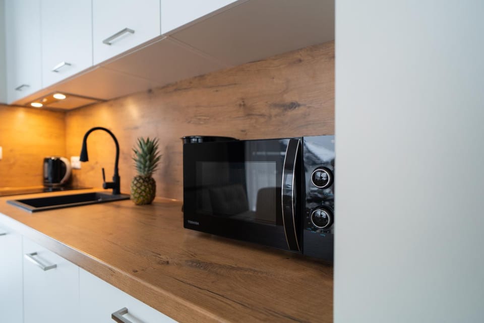Kitchen or kitchenette, minibar