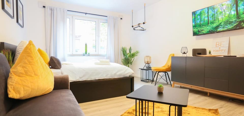 Bed, TV and multimedia, Living room, Photo of the whole room, Seating area, Dining area, Bedroom, hair dresser