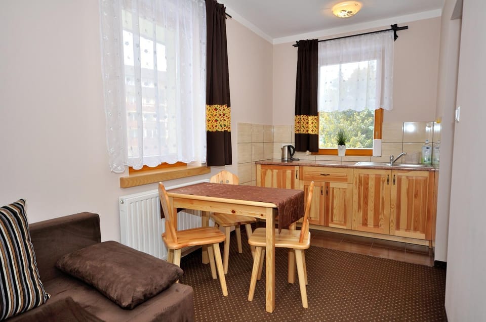 Kitchen or kitchenette, Seating area
