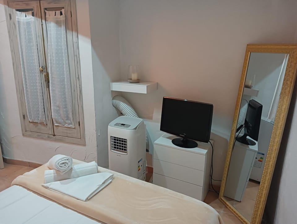 Bed, TV and multimedia, Photo of the whole room, Bedroom, hair dresser, towels, air conditioner