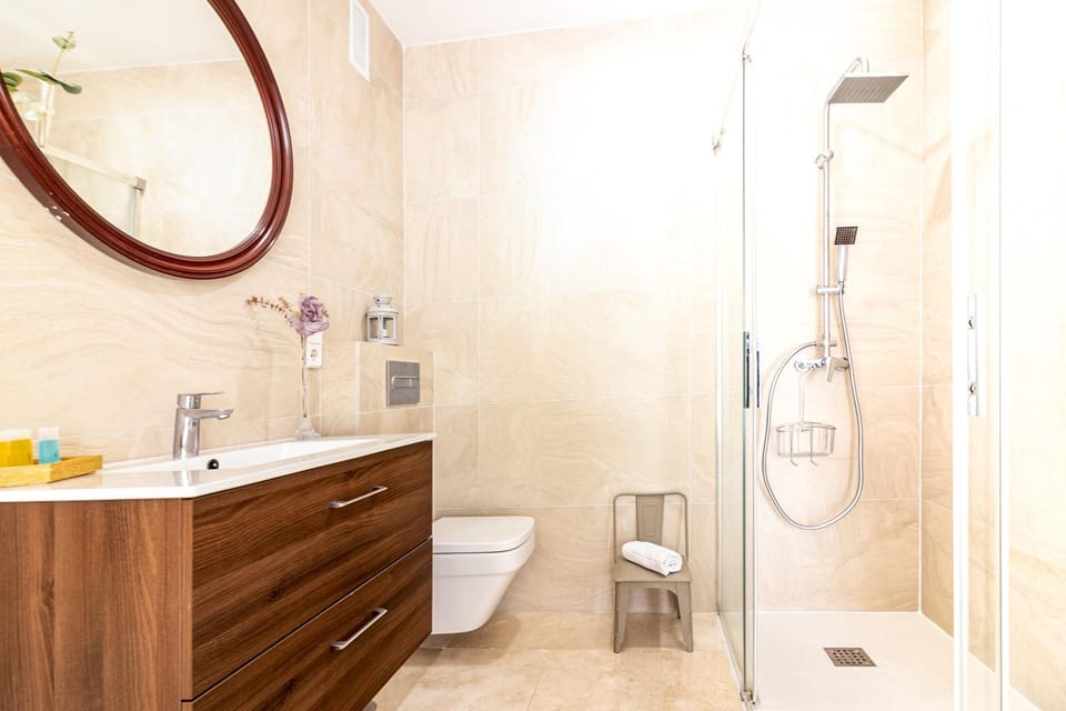 Shower, Toilet, Bathroom, towels