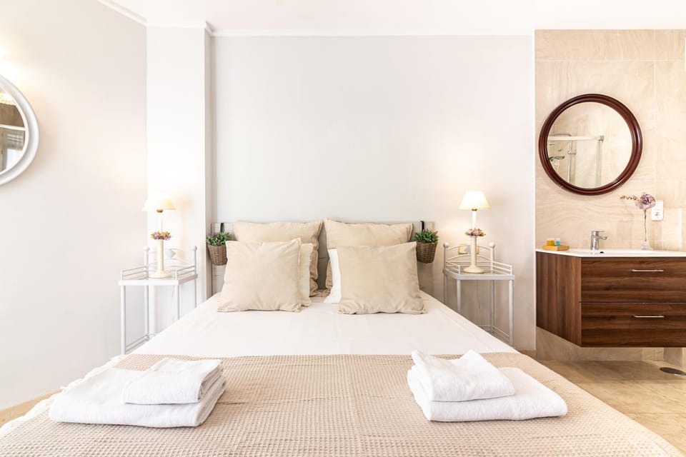 Bed, Photo of the whole room, Bedroom, towels