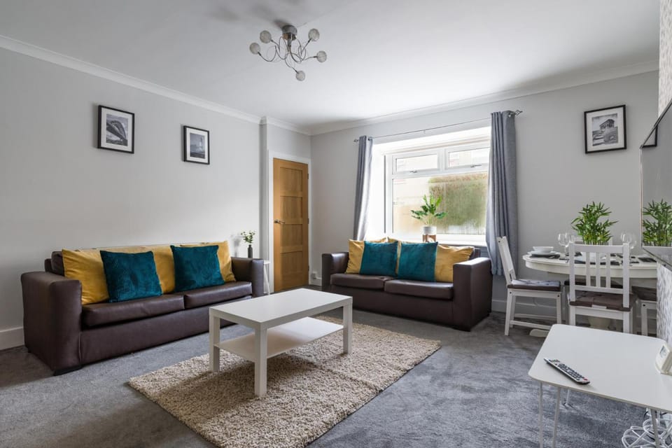 Chestnut House - Sleeps 4 - Pet friendly - Parking House in Ashington