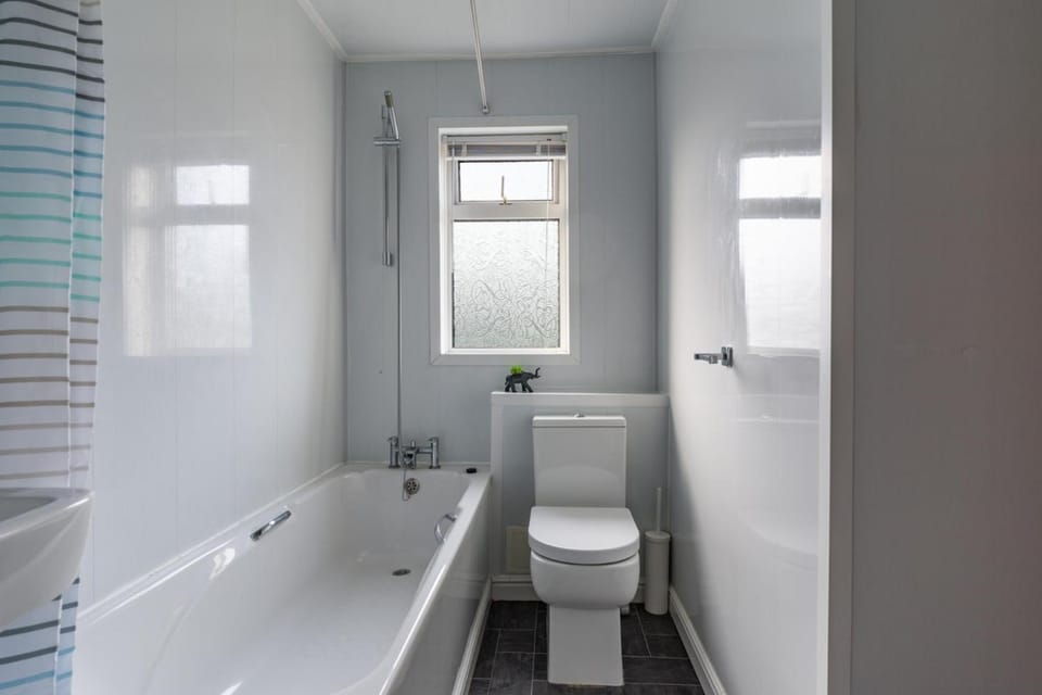 Chestnut House - Sleeps 4 - Pet friendly - Parking House in Ashington