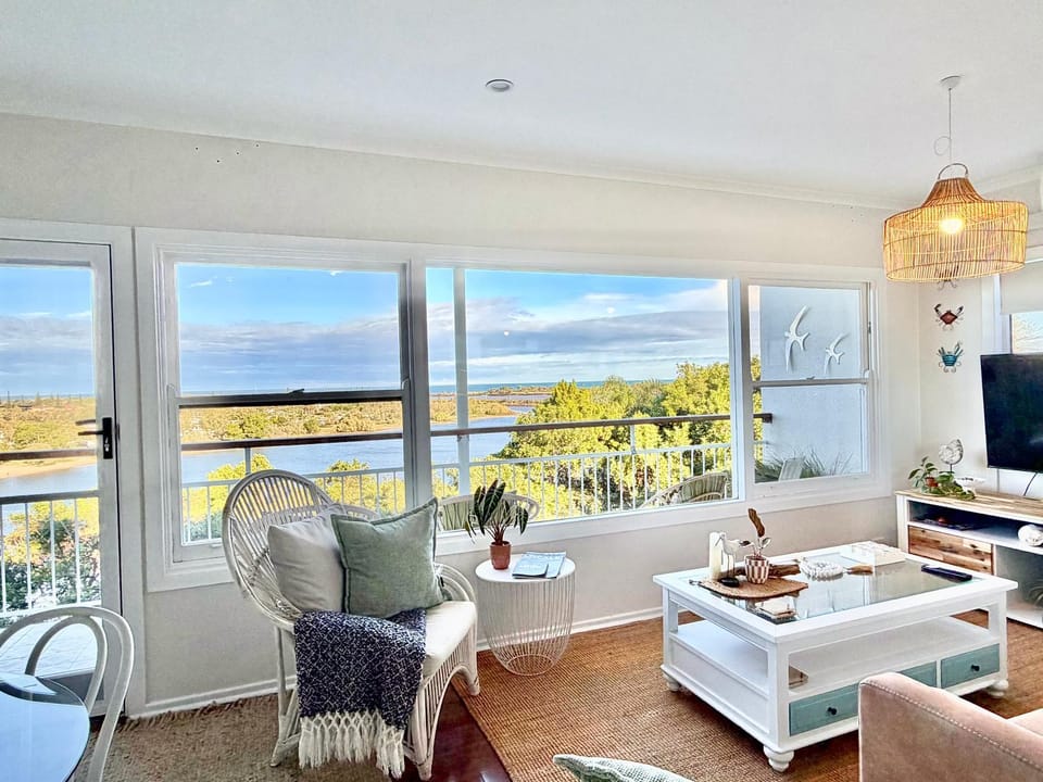Seaview - Pet-Friendly - Panoramic Ocean Views - Opposite Shaws Bay - East Ballina Apartment in East Ballina