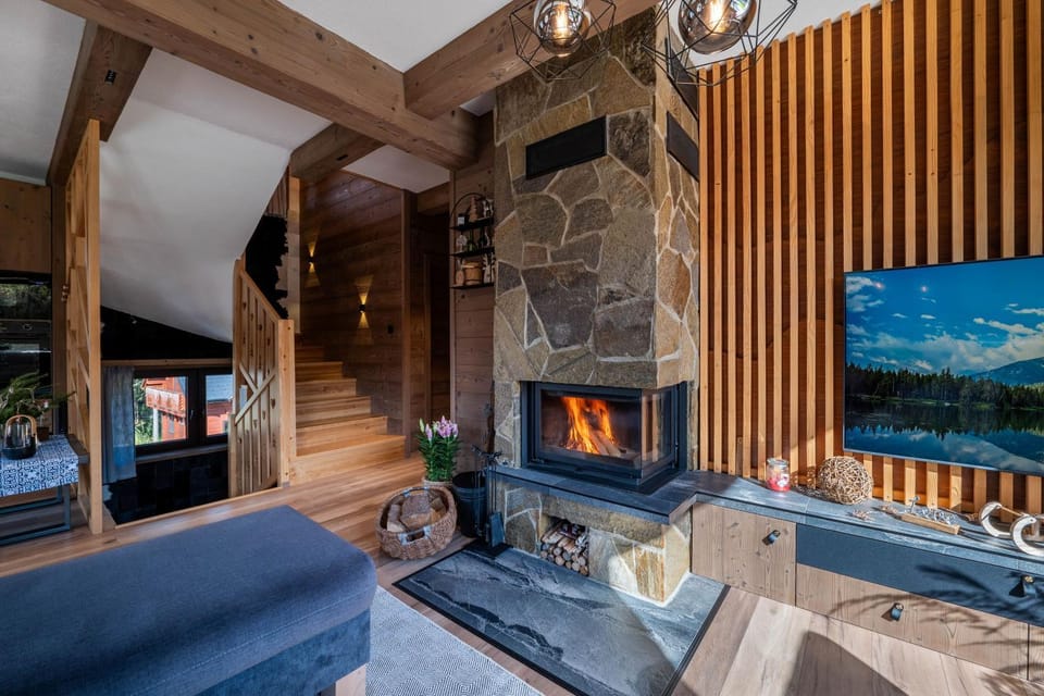 Communal lounge/ TV room, TV and multimedia, fireplace