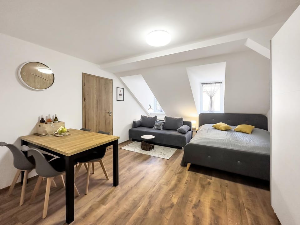 Bed, Photo of the whole room, Seating area