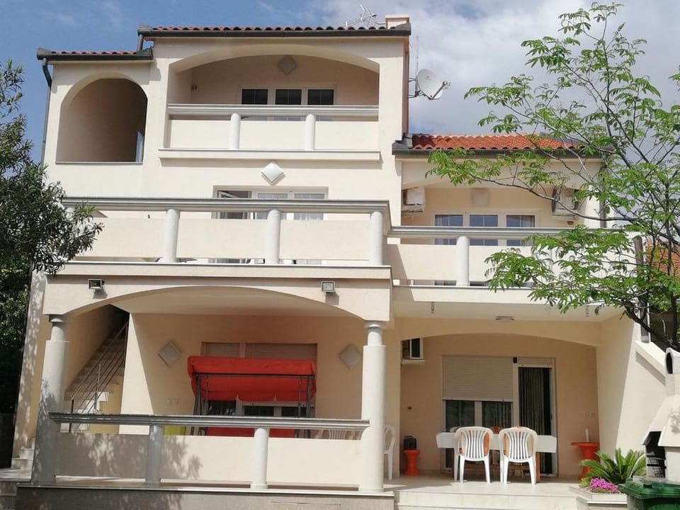 Property building, Facade/entrance, Off site