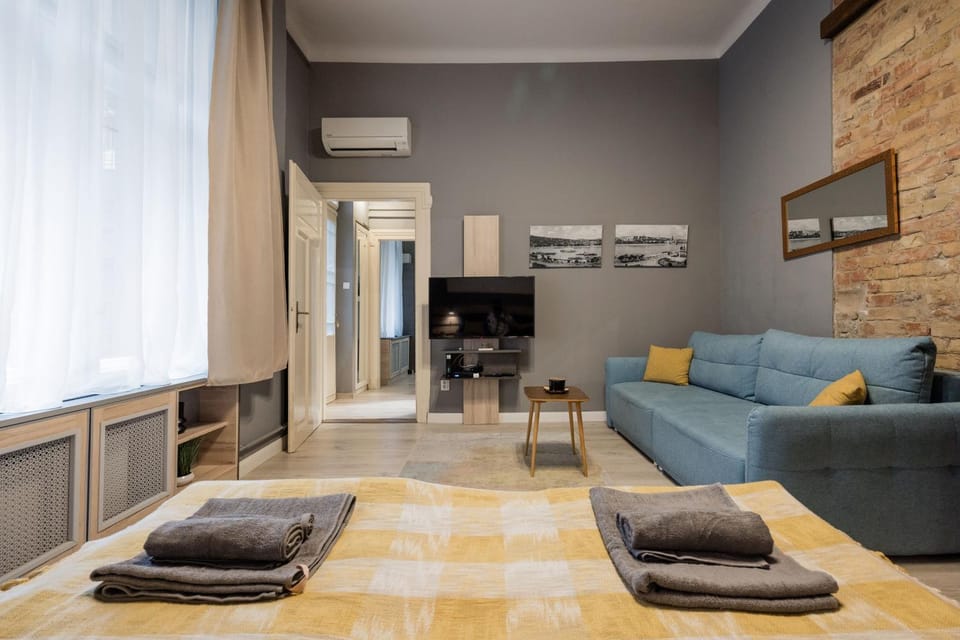 Bed, TV and multimedia, Seating area