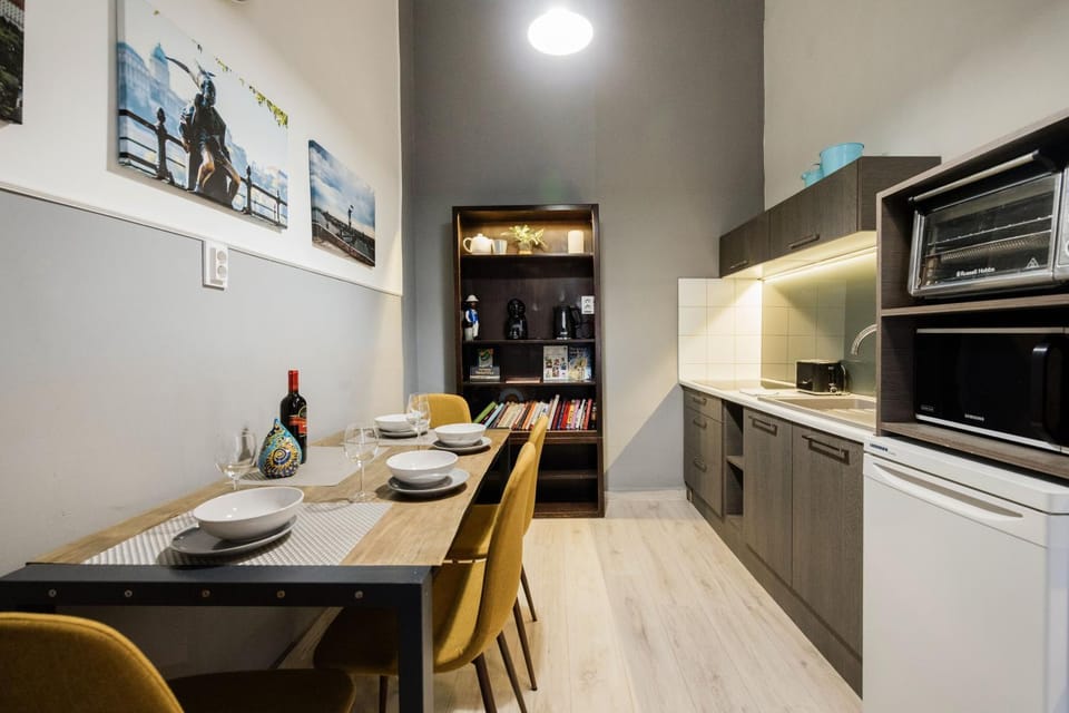 Kitchen or kitchenette, Dining area