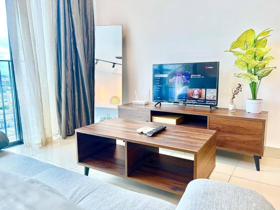 G 1-5pax Cozy Home Trefoil Setia Alam 100mps Wifi & TV SCCC Apartment in Selangor, Malaysia