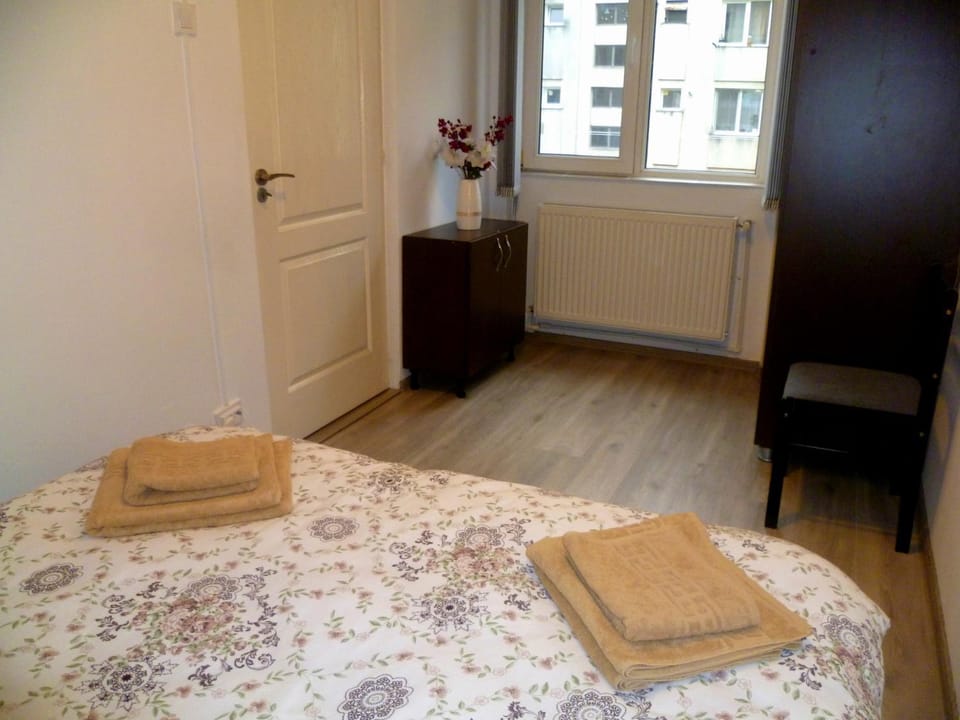 Bed, Photo of the whole room, Bedroom, towels