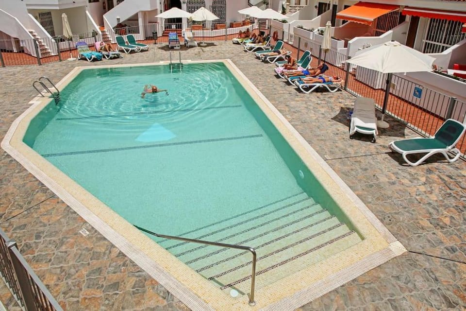 Swimming pool, sunbed