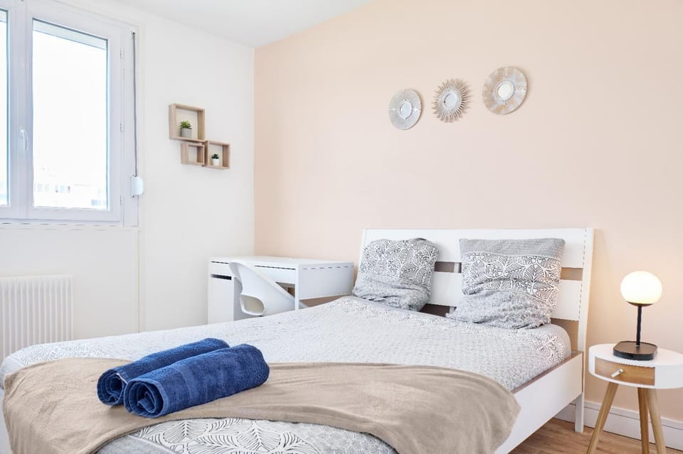 Photo of the whole room, Bedroom, towels