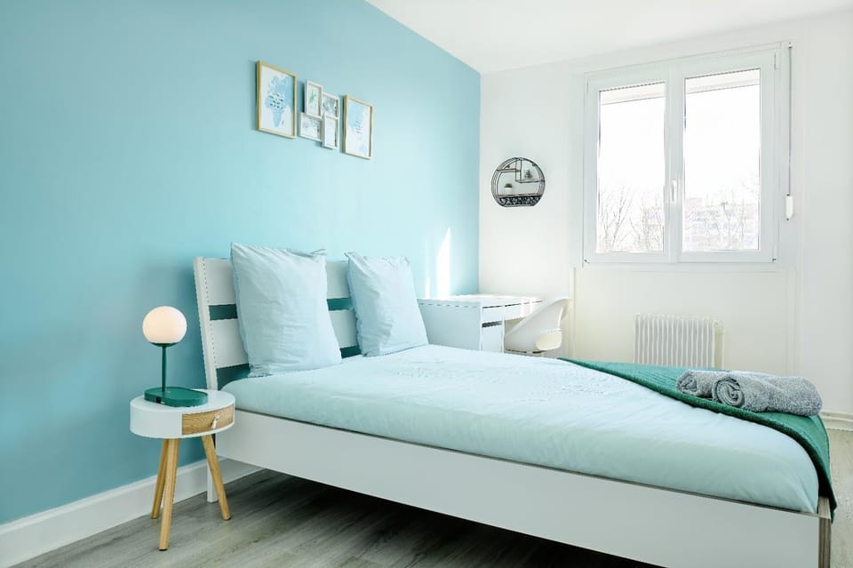 Photo of the whole room, Bedroom