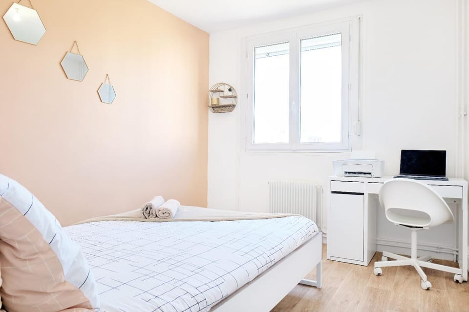 Photo of the whole room, Bedroom, towels