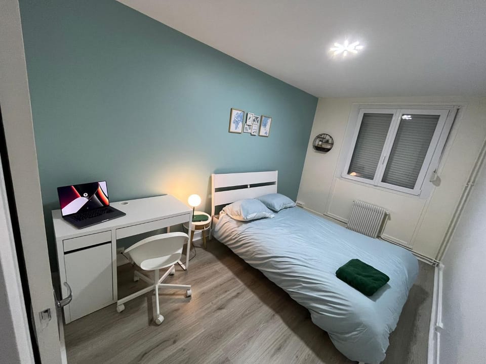 Photo of the whole room, Bedroom