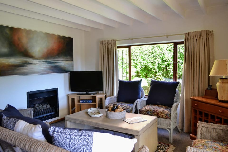 Communal lounge/ TV room, TV and multimedia, Seating area