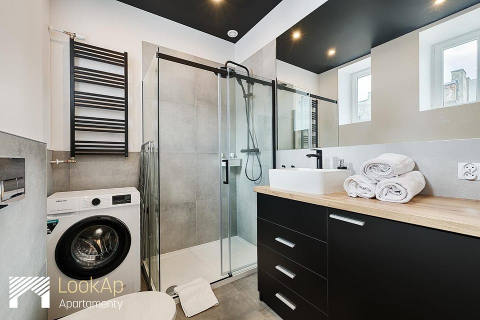 Shower, Bathroom, towels, washing machine