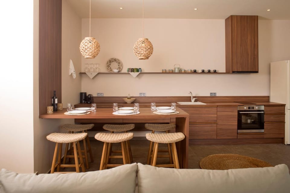 Kitchen or kitchenette, Dining area