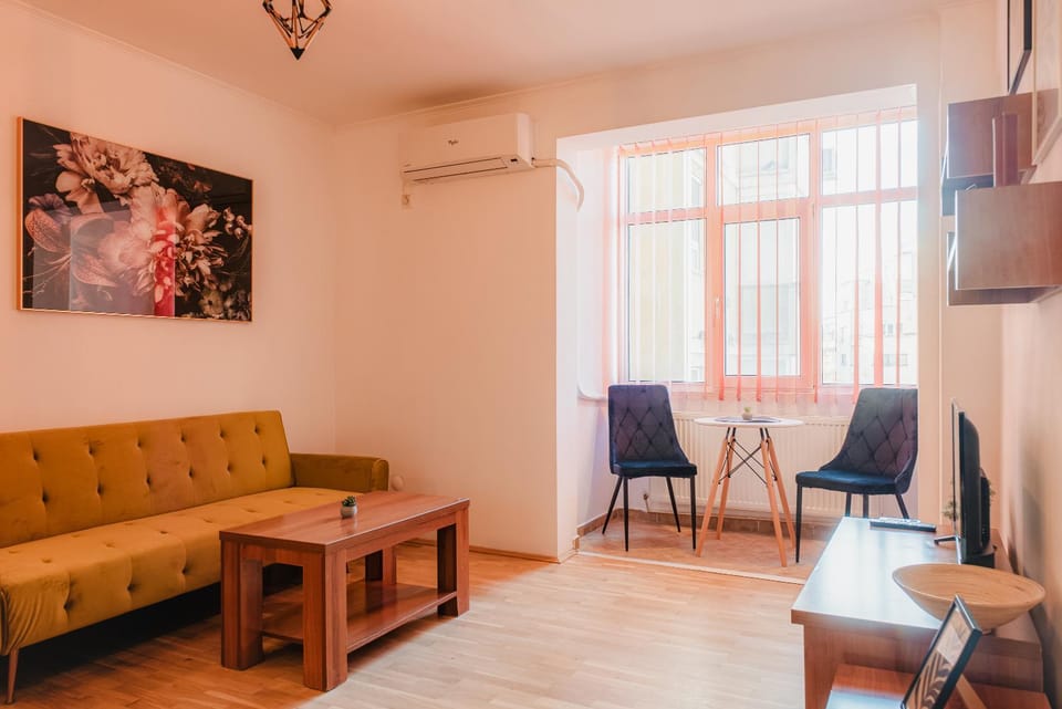 Living room, Seating area, Dining area, air conditioner