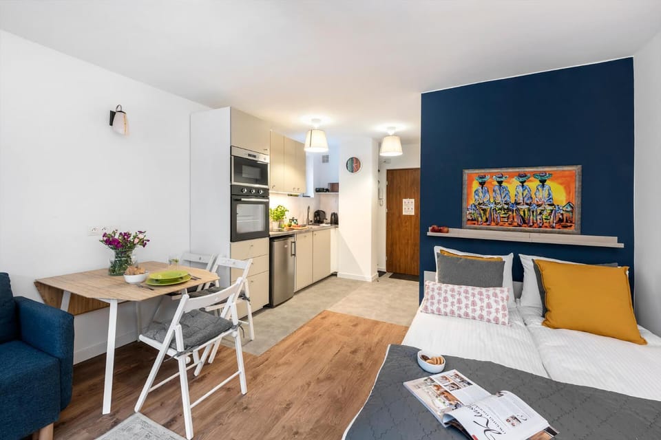 Bed, Kitchen or kitchenette, Photo of the whole room, Seating area, Dining area