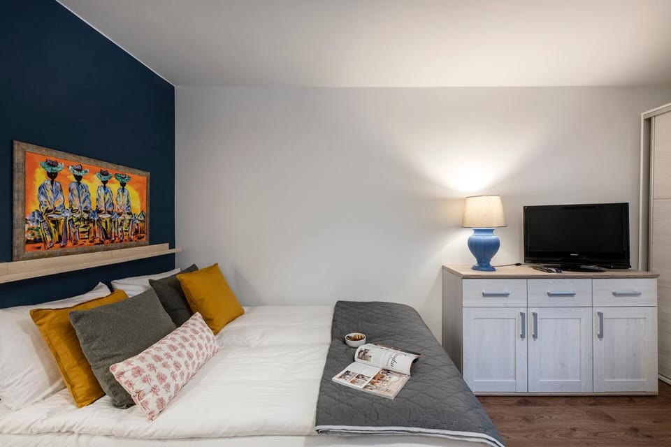 Bed, TV and multimedia, Living room, Photo of the whole room