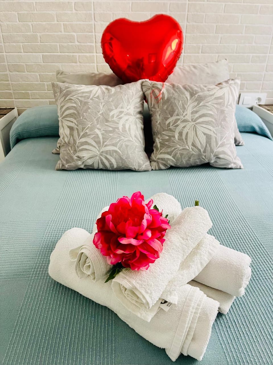 Bed, Bedroom, towels