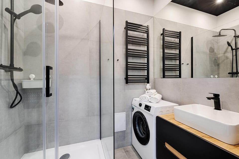Shower, Bathroom, towels, washing machine