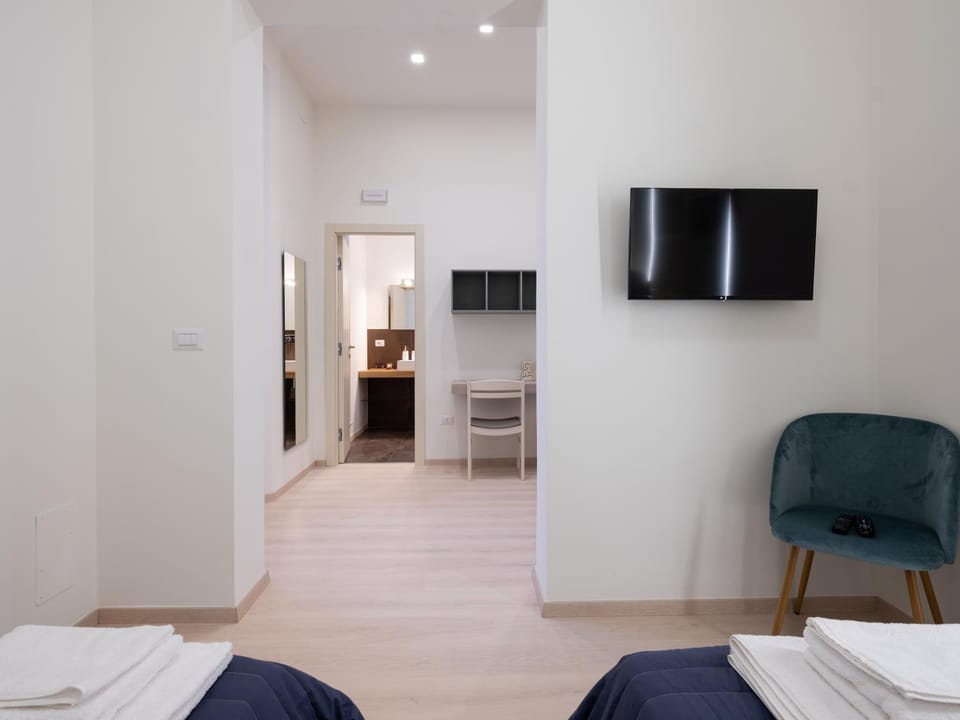 TV and multimedia, Photo of the whole room, Bedroom, hair dresser