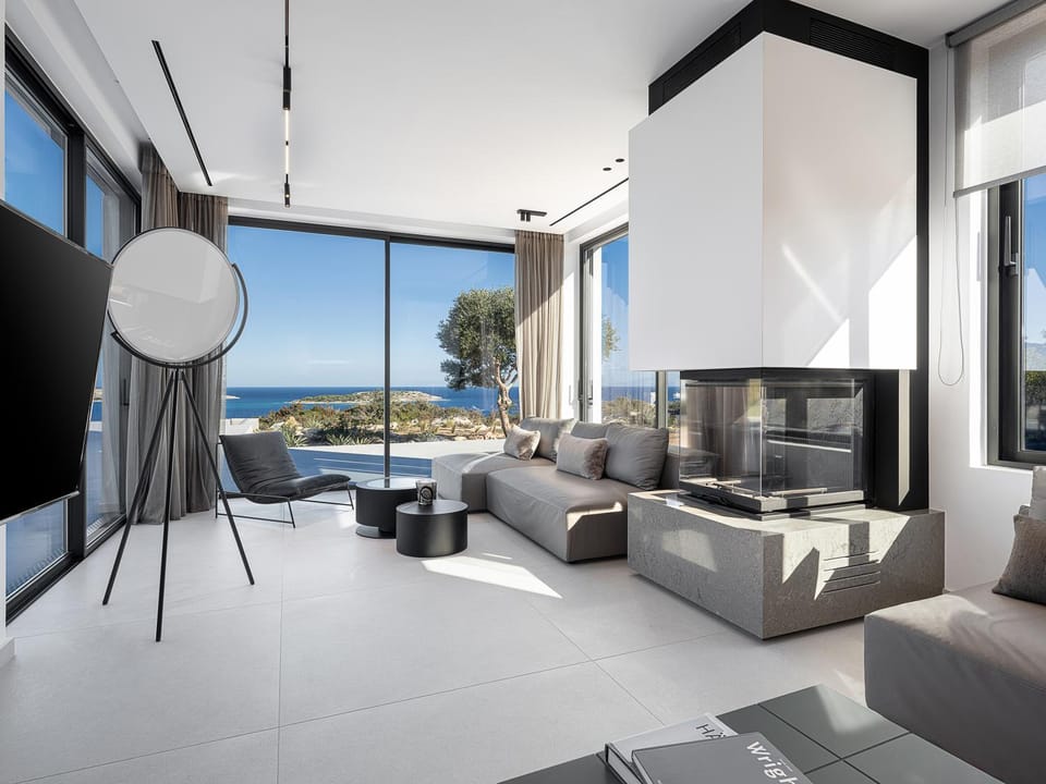Communal lounge/ TV room, Natural landscape, TV and multimedia, Living room, Seating area, Evening entertainment, Sea view, flat iron