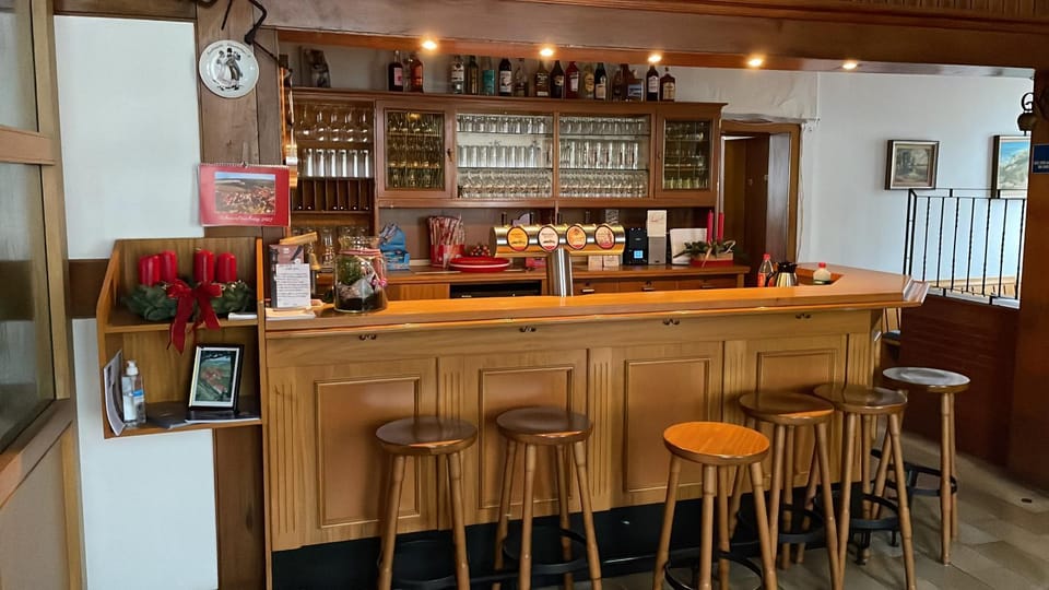 Restaurant/places to eat, Lounge or bar