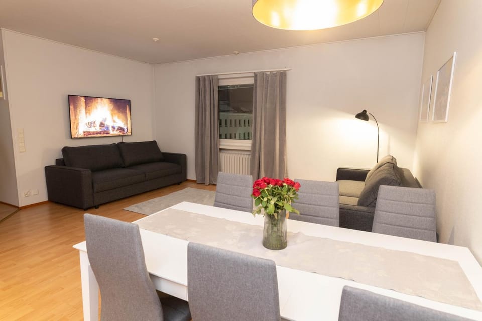 TV and multimedia, Living room, Seating area, Dining area