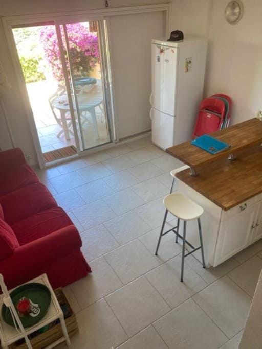les hauts de st clair,vue mer et vert,tres calme Apartment in Le Lavandou