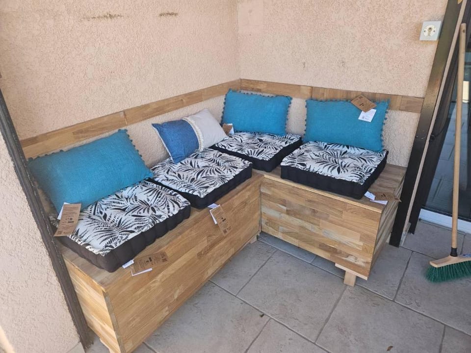 les hauts de st clair,vue mer et vert,tres calme Apartment in Le Lavandou
