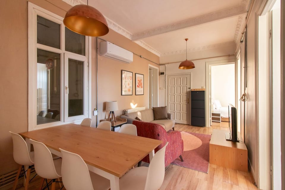 TV and multimedia, Living room, Seating area, Dining area