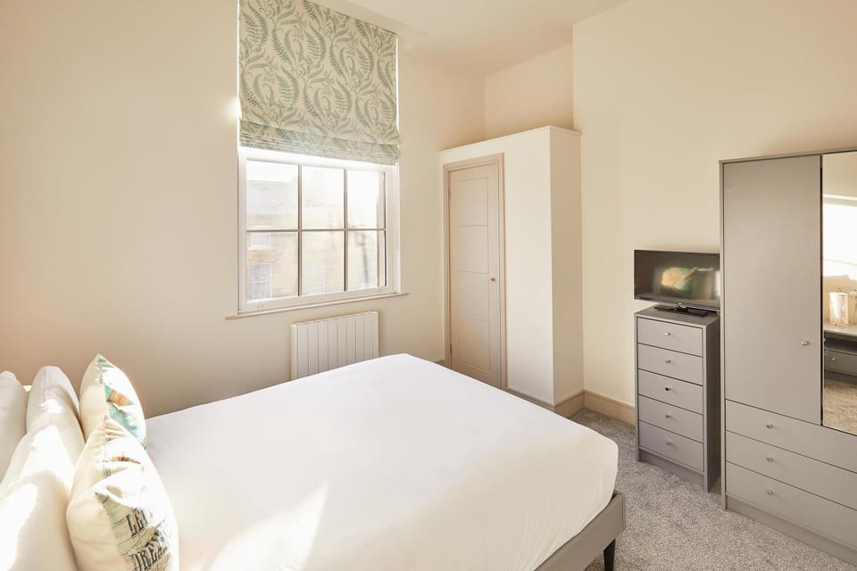 Bed, TV and multimedia, Bedroom, wardrobe