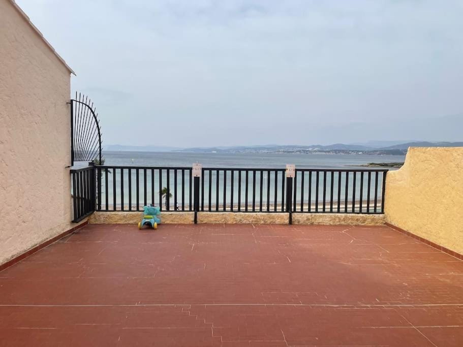 "Le 63 aux Charmettes" Au Brusc Vue Mer Parking Wifi etc inclus Apartment in Six-Fours-les-Plages