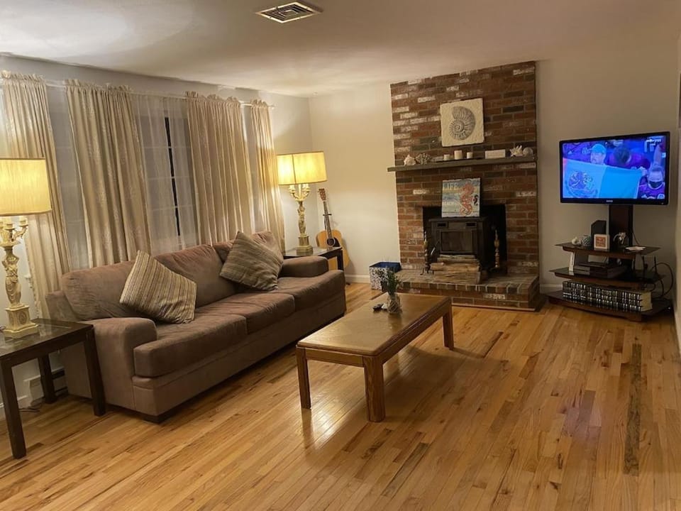 A Cozy Cape house steps to Restaurants & Beaches ~1.4 miles down scenic roads House in South Yarmouth