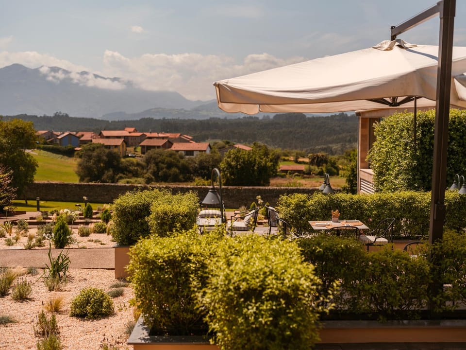 Restaurant/places to eat, Natural landscape, Garden, Balcony/Terrace, Garden view, Mountain view