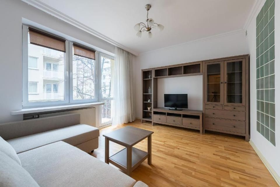 Orla 6 Prywatne mieszkanie z oddzielną sypialnią i balkonem 300 od metra Ratusz Samodzielne Zameldowanie! Self Check-in System! Apartment in Warsaw