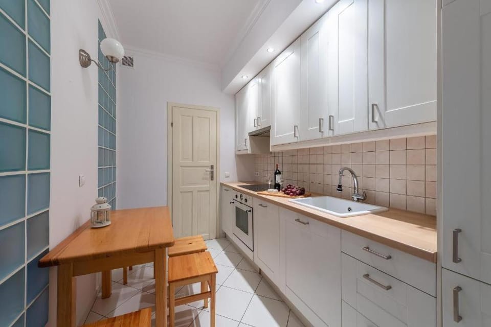 Orla 6 Prywatne mieszkanie z oddzielną sypialnią i balkonem 300 od metra Ratusz Samodzielne Zameldowanie! Self Check-in System! Apartment in Warsaw