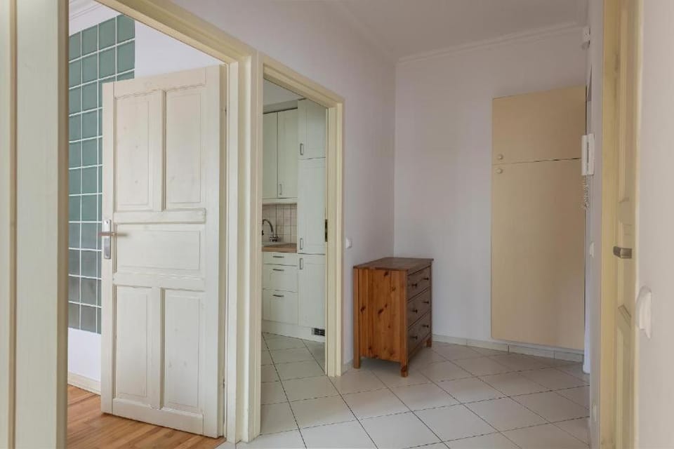 Orla 6 Prywatne mieszkanie z oddzielną sypialnią i balkonem 300 od metra Ratusz Samodzielne Zameldowanie! Self Check-in System! Apartment in Warsaw