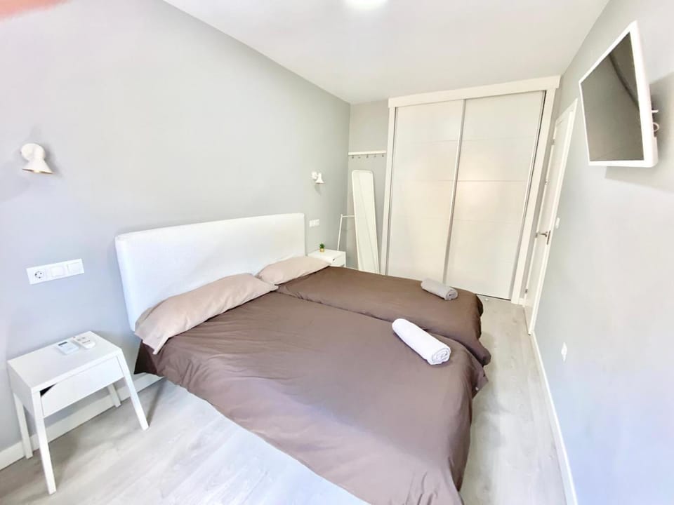 Bed, TV and multimedia, Photo of the whole room, Bedroom, towels, wardrobe