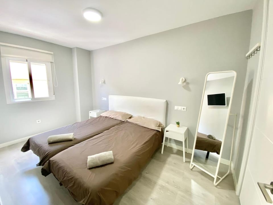 Bed, TV and multimedia, Photo of the whole room, Bedroom, towels