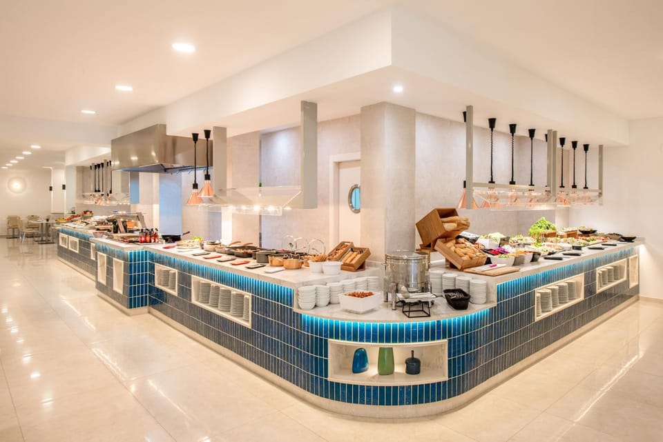 Restaurant/places to eat, Food and drinks, Dining area