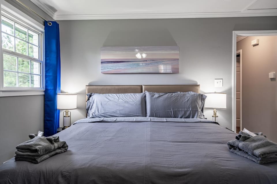 Bed, Bedroom, towels