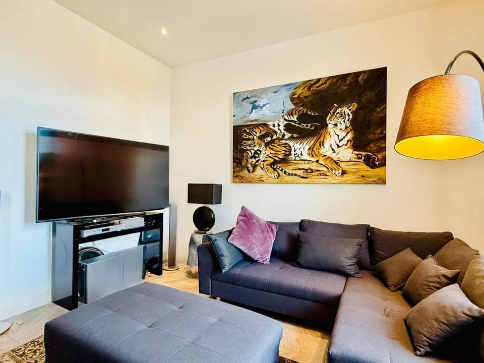 Communal lounge/ TV room, TV and multimedia, Living room, Seating area