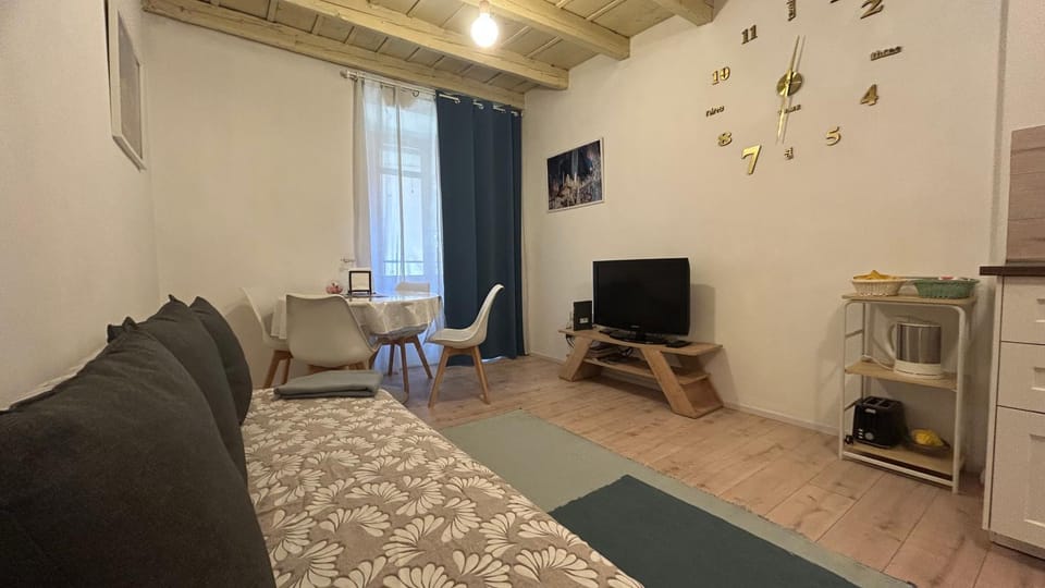 Day, Living room, Seating area