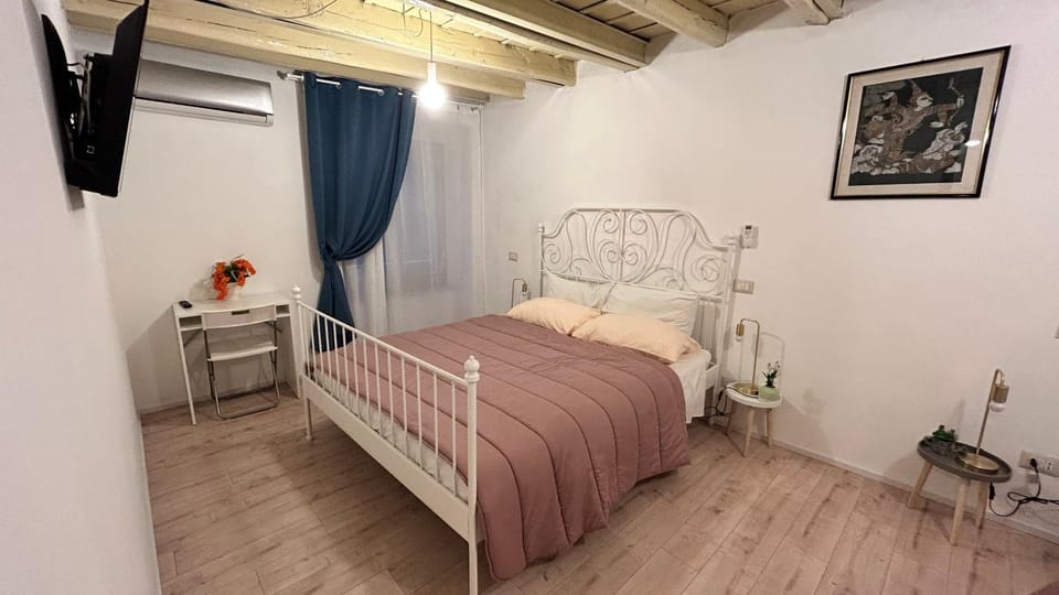 Bed, Photo of the whole room, Bedroom, air conditioner